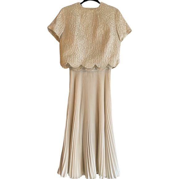 VTG 60’s crop top White w/abstract raise silver detail button up back scalloped - Picture 5 of 6